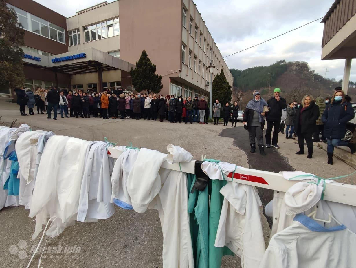 Konjic: Zdravstveni radnici objesili bijele kute ispred bolnice