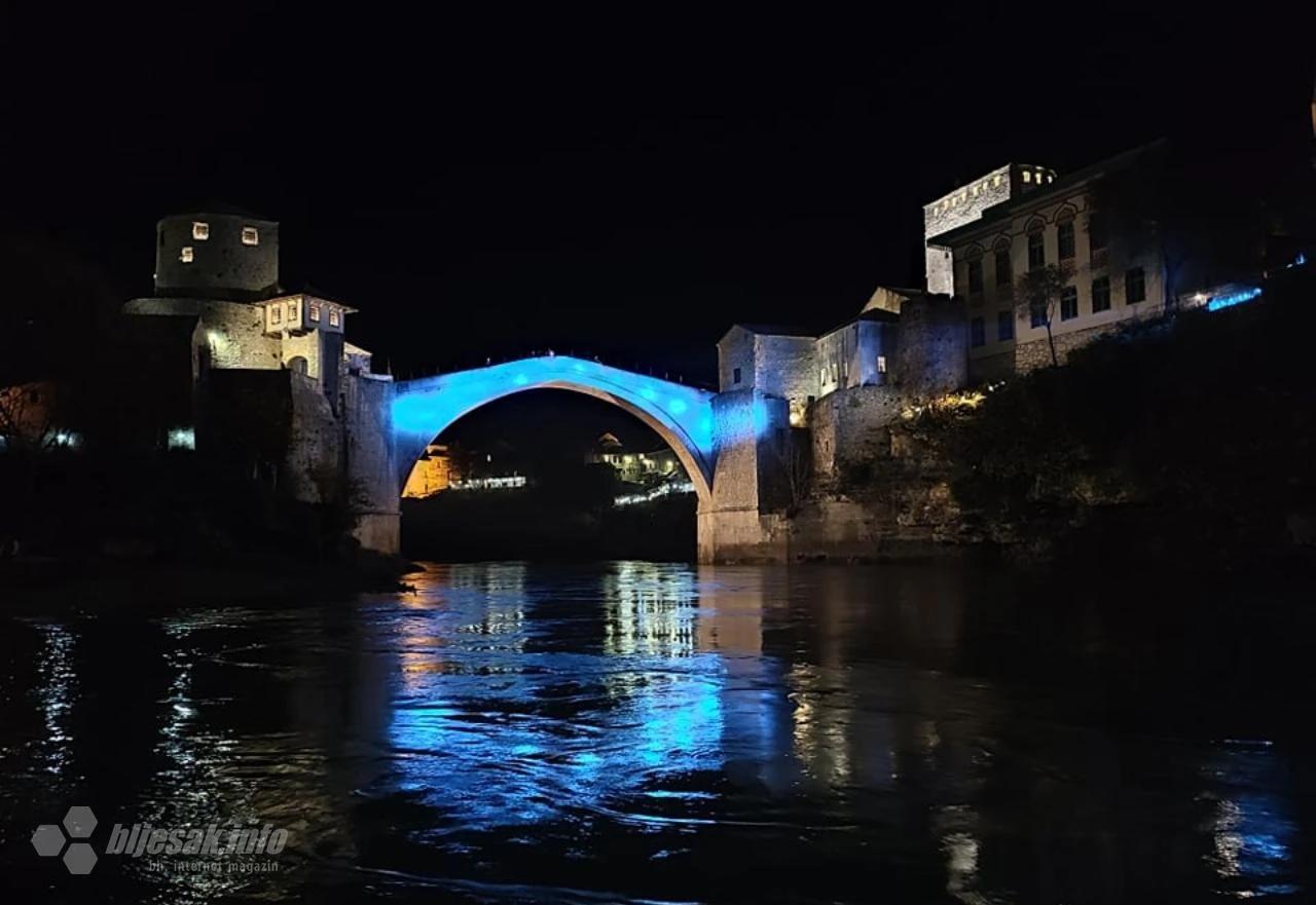 Stari most osvijetljen je u svijetlo plavoj i bijeloj boji UNICEF-a
