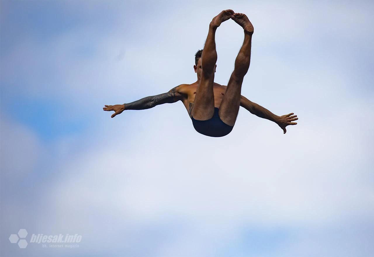 Red Bull Cliff Diving skakači odradili prvi slobodni trening 