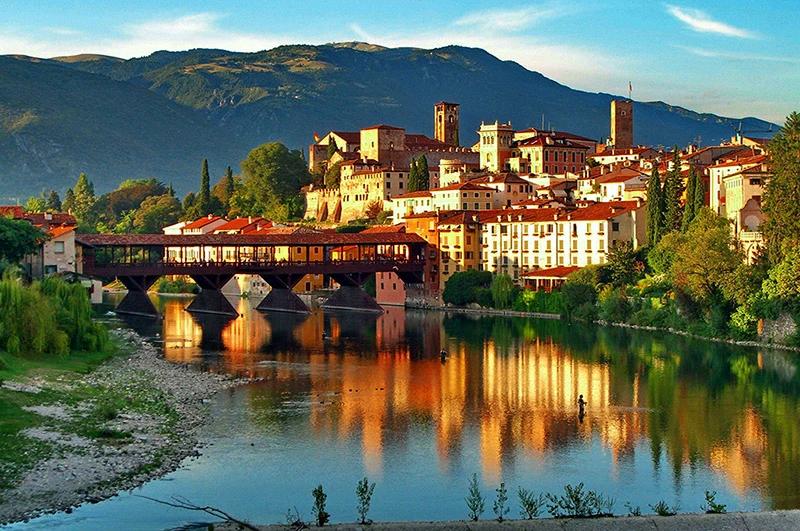 Ponte degli Alpini, također poznat kao Ponte Vecchio ("Stari most")