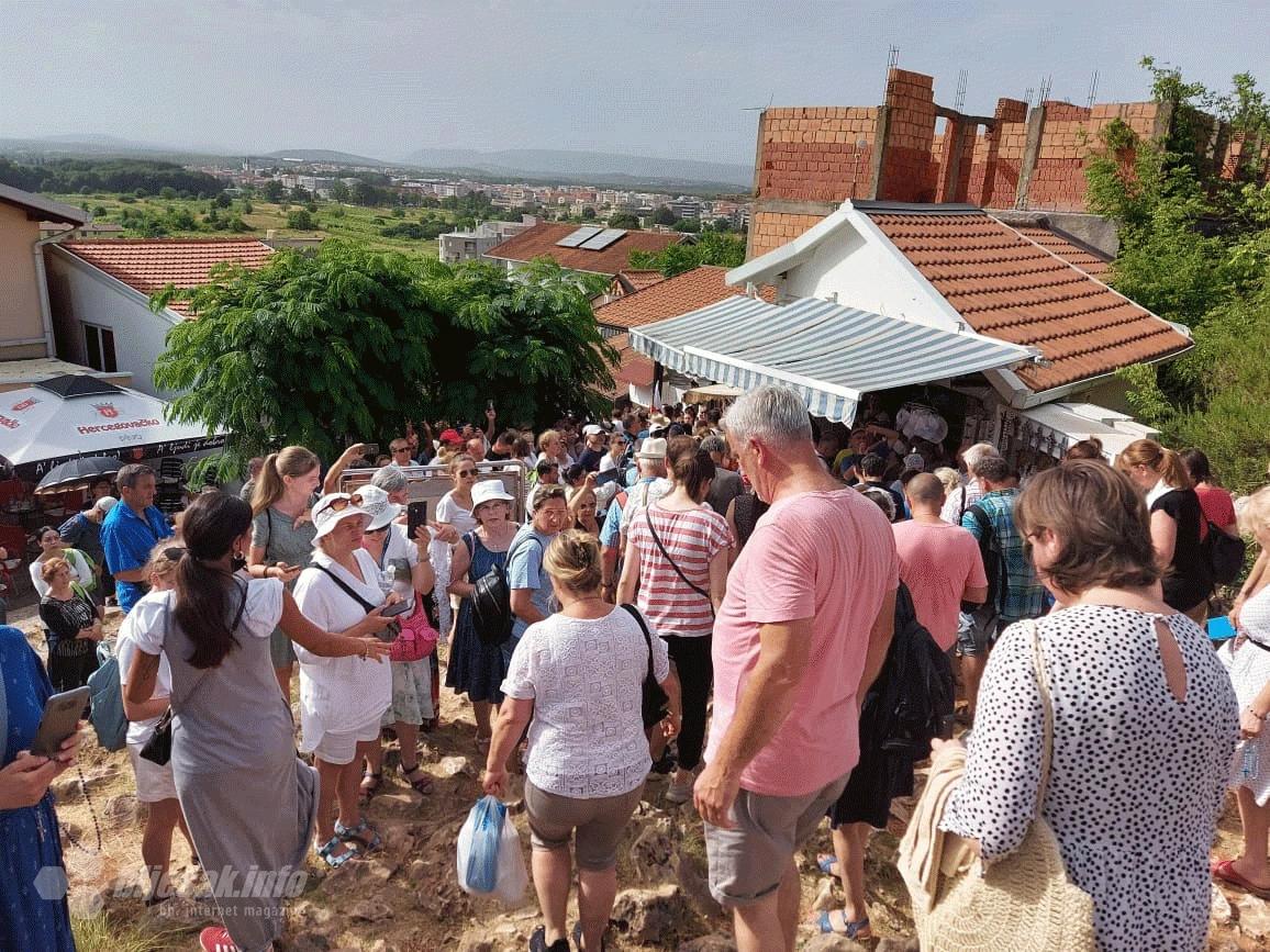 Mnoštvo vjernika u svečanoj procesiji s Brda ukazanja krenuli prema župnoj crkvi