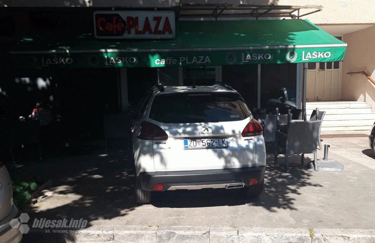 Nesavjesni vozač svog ljubimca parkirao na pločnik i terasu kafića