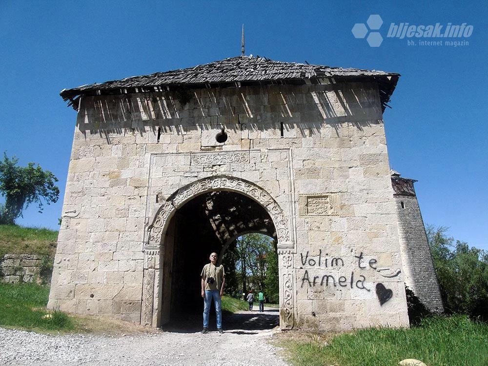 Pred jednom od tri kapi-kule