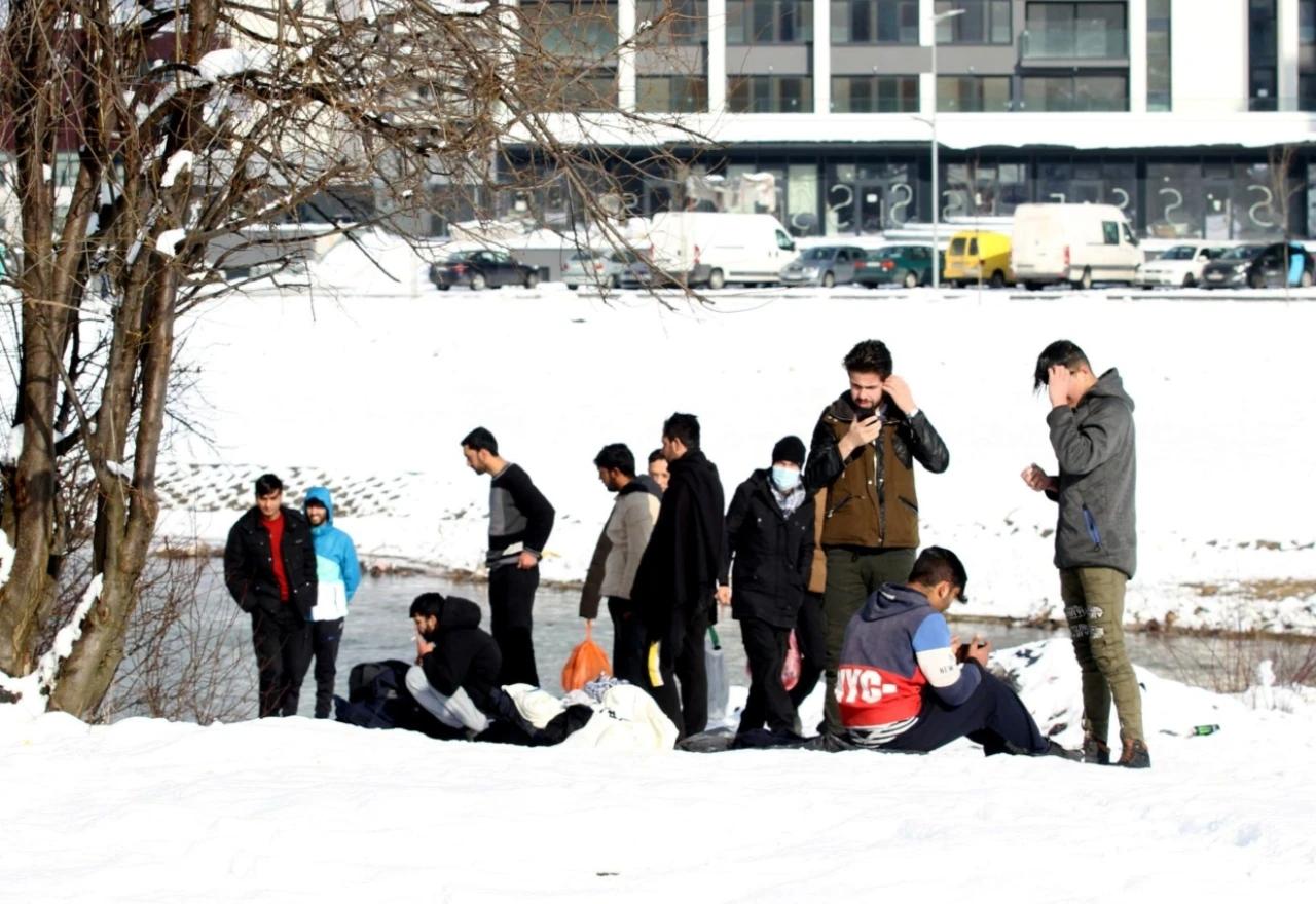 Migranti se kupaju na izvoru na Ilidži uprkos velikim minusima