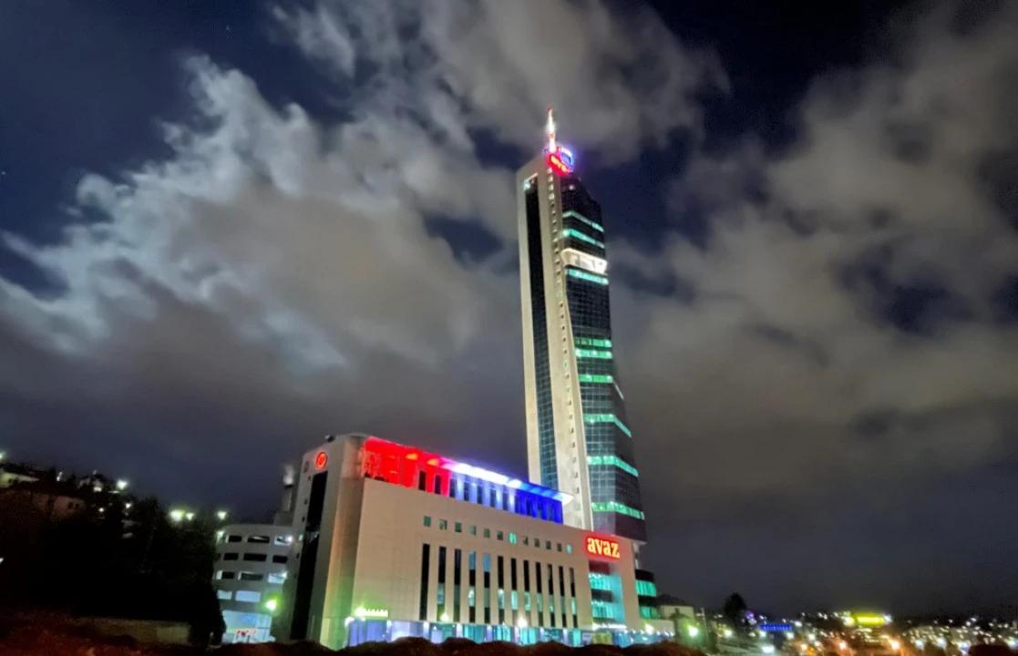 Avaz Twist Tower u bojama zastave Hrvatske