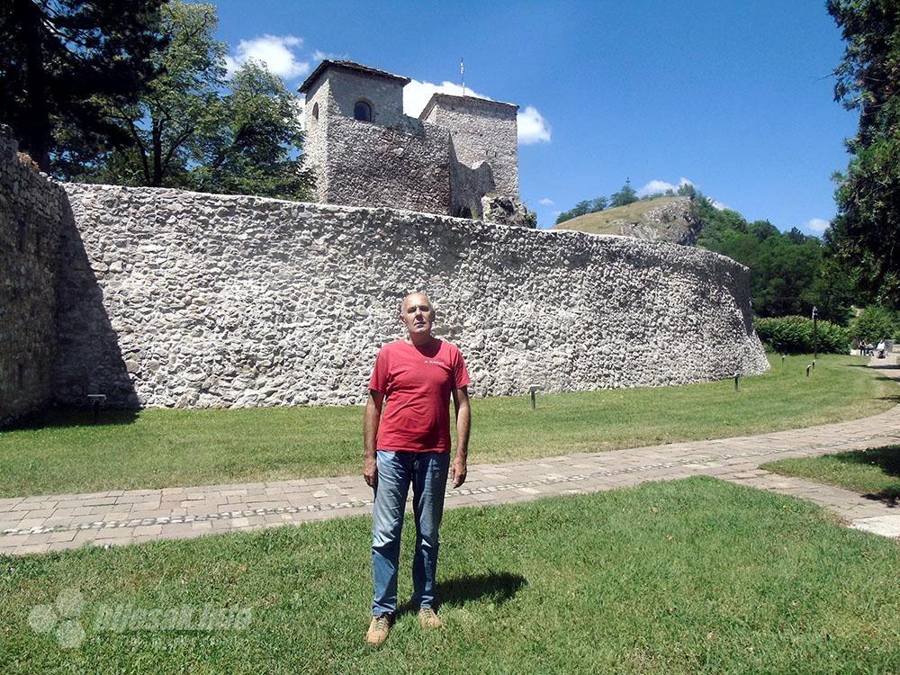 Ispod zidina Momčilovog grada