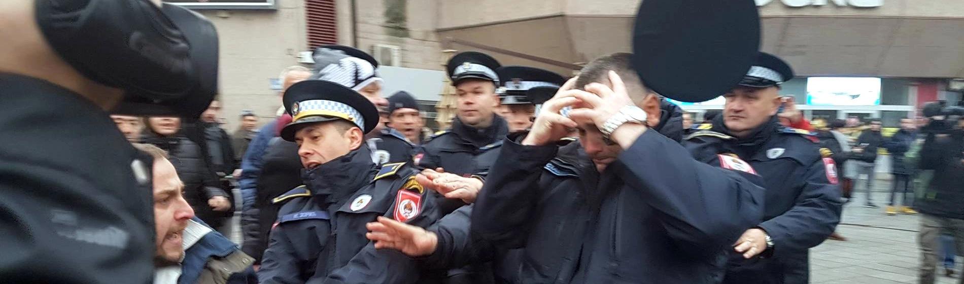 Nakon obustave sudskih postupaka, članovi Pravde za Davida traže odgovore od policije