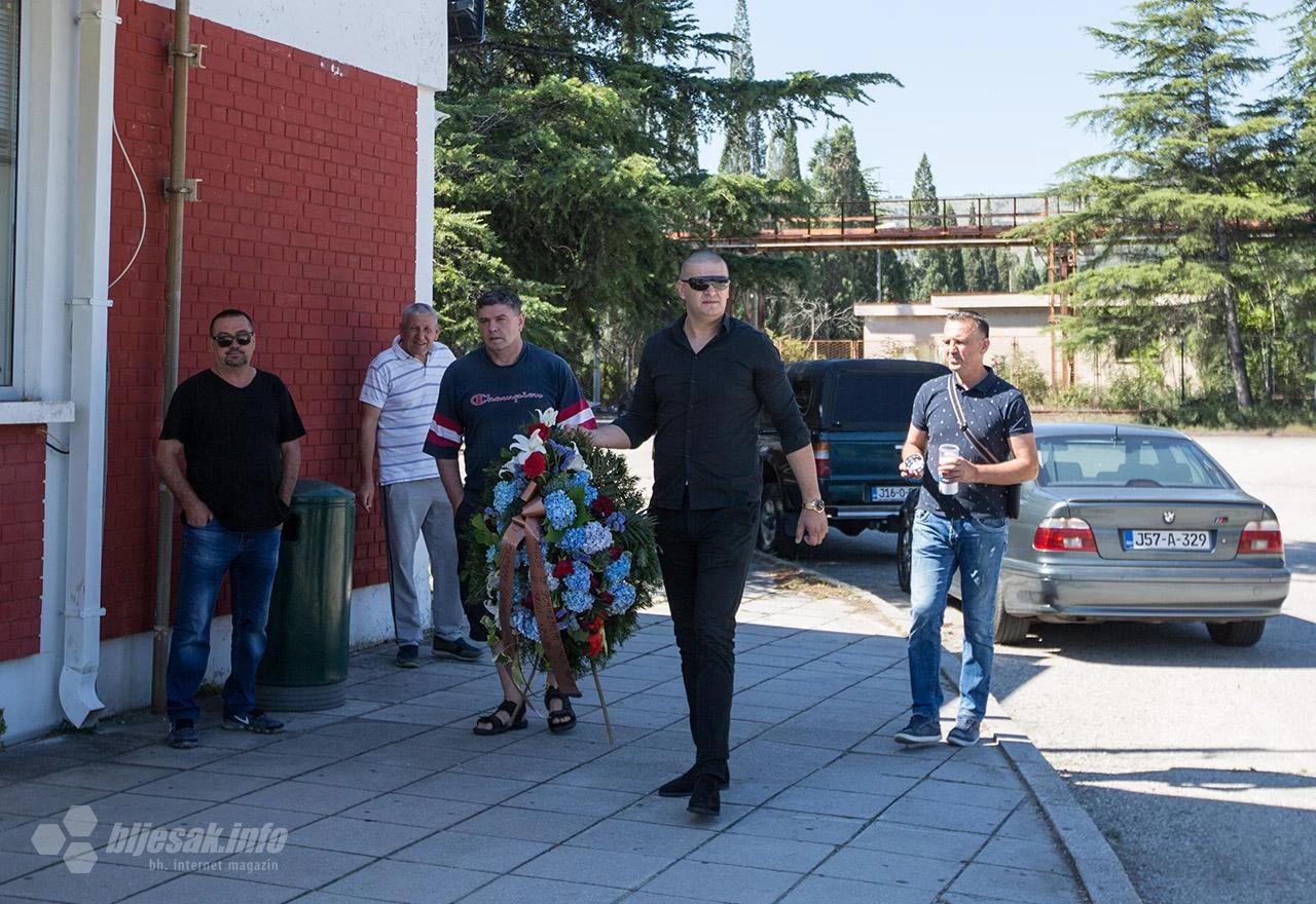 Vijenac pred Aluminijem: Sada nema ni ljudi ni para