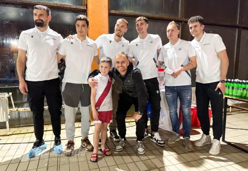 Plemići na druženju s plivačima Sveučilišnog plivačkog kluba Zrinjski - FOTO | Plemići uoči derbija u posebnoj misiji: Družili se mladim plivačima