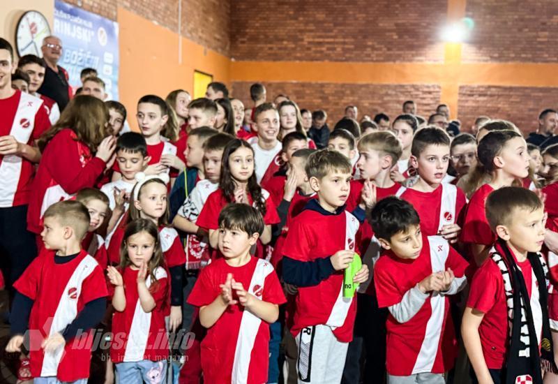 Plemići na druženju s plivačima Sveučilišnog plivačkog kluba Zrinjski - FOTO | Plemići uoči derbija u posebnoj misiji: Družili se mladim plivačima
