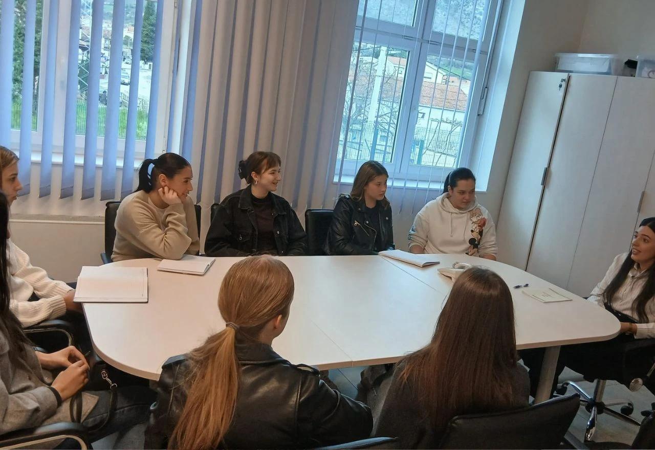 Edukativni posjeti: Učenice 3.a razreda zagovaraju pravo na obrazovanje za sve