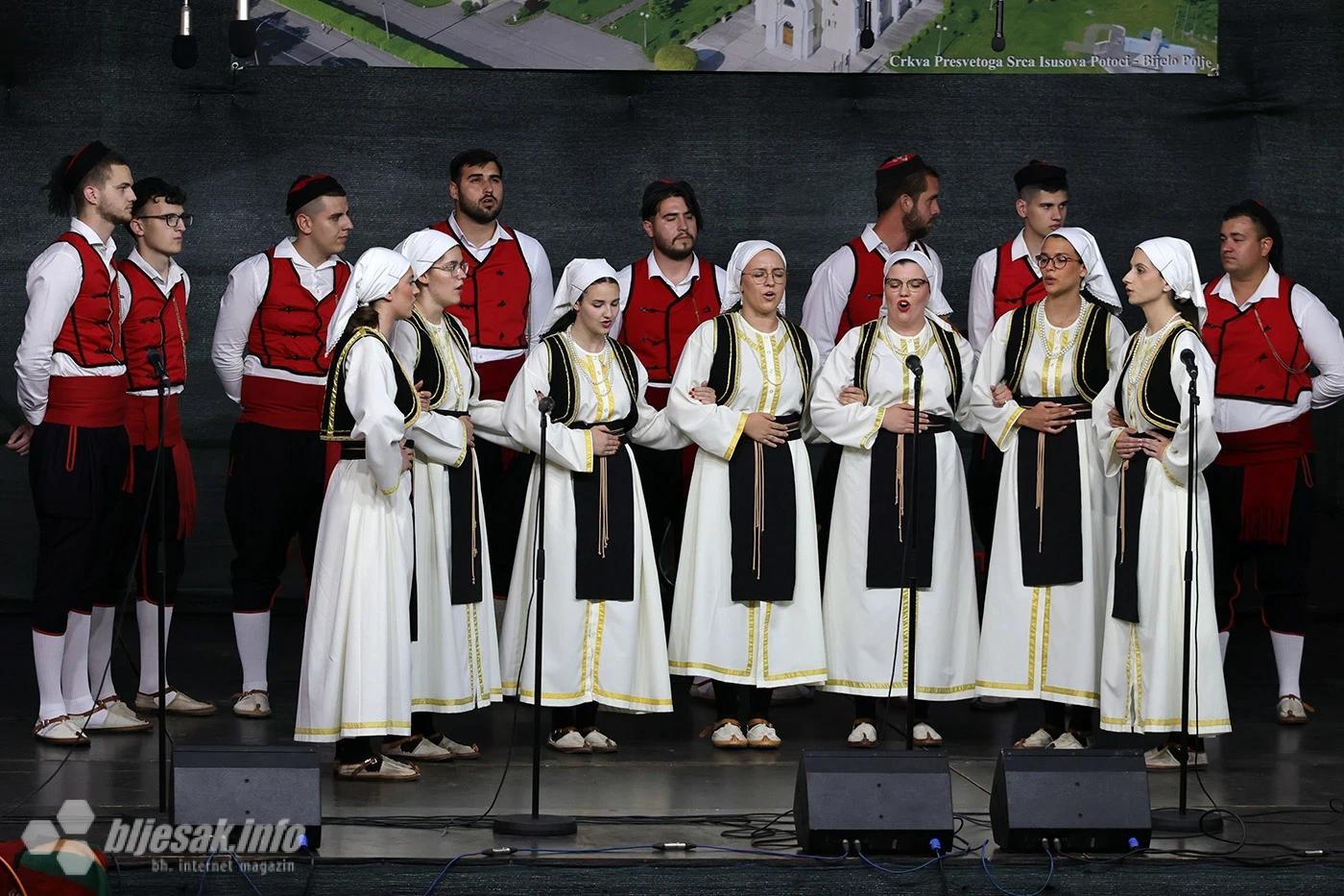 Prva večer trodnevnice: Misa, blagoslov mladih i Večer folklora