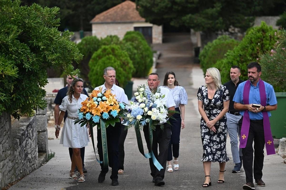 Na groblju sv. Roka u Veloj Luci predstavnici Općine Vela Luka, Centra za kulturu i Turističke zajednice položili su vijence i zapalili svijeće na njegovu grobu.