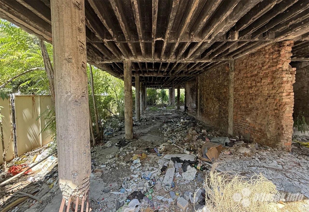 Pogled sa Španjolskog trga na statke zgrade koja je pretvorena u deponiju u centru grada