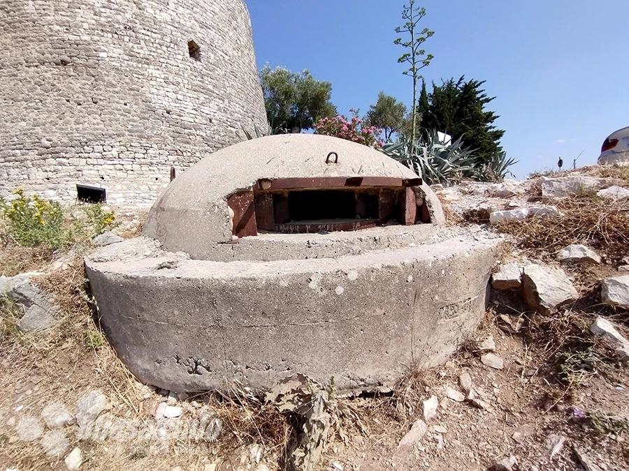Jedan od Hodžinih bunkera tik do južne kule