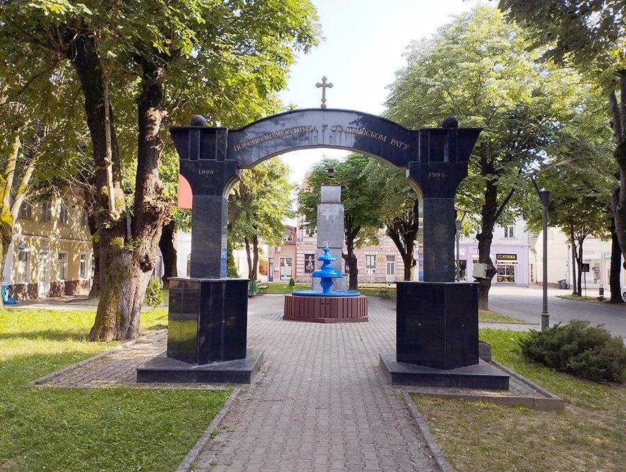 Partizanski spomenik se vidi kroz spomenik poginulim srpskim borcima