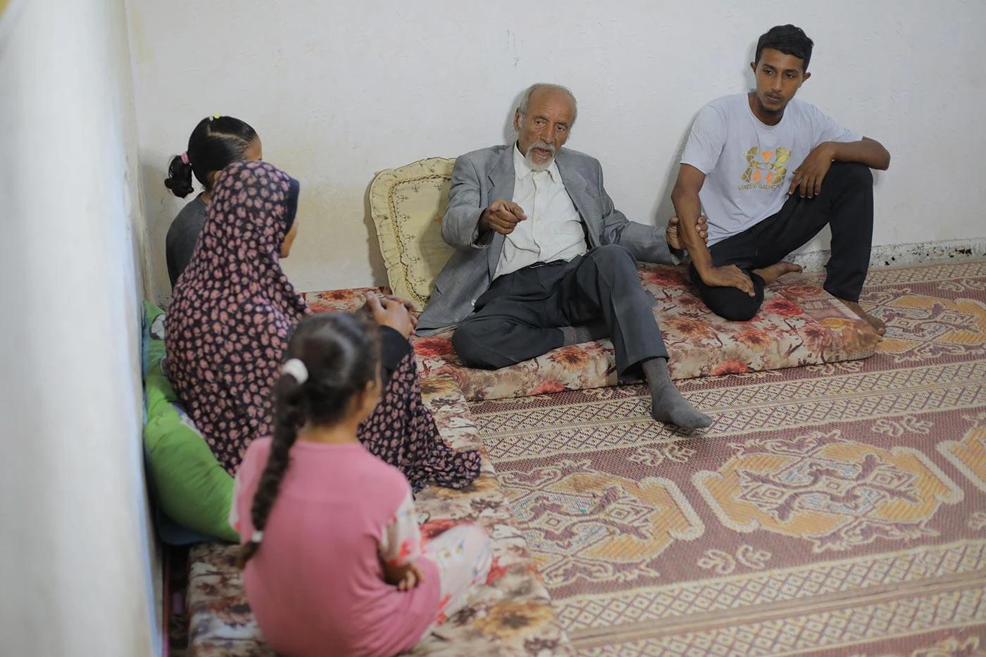 Palestinski akademik Hattab s obitelji u Gazi