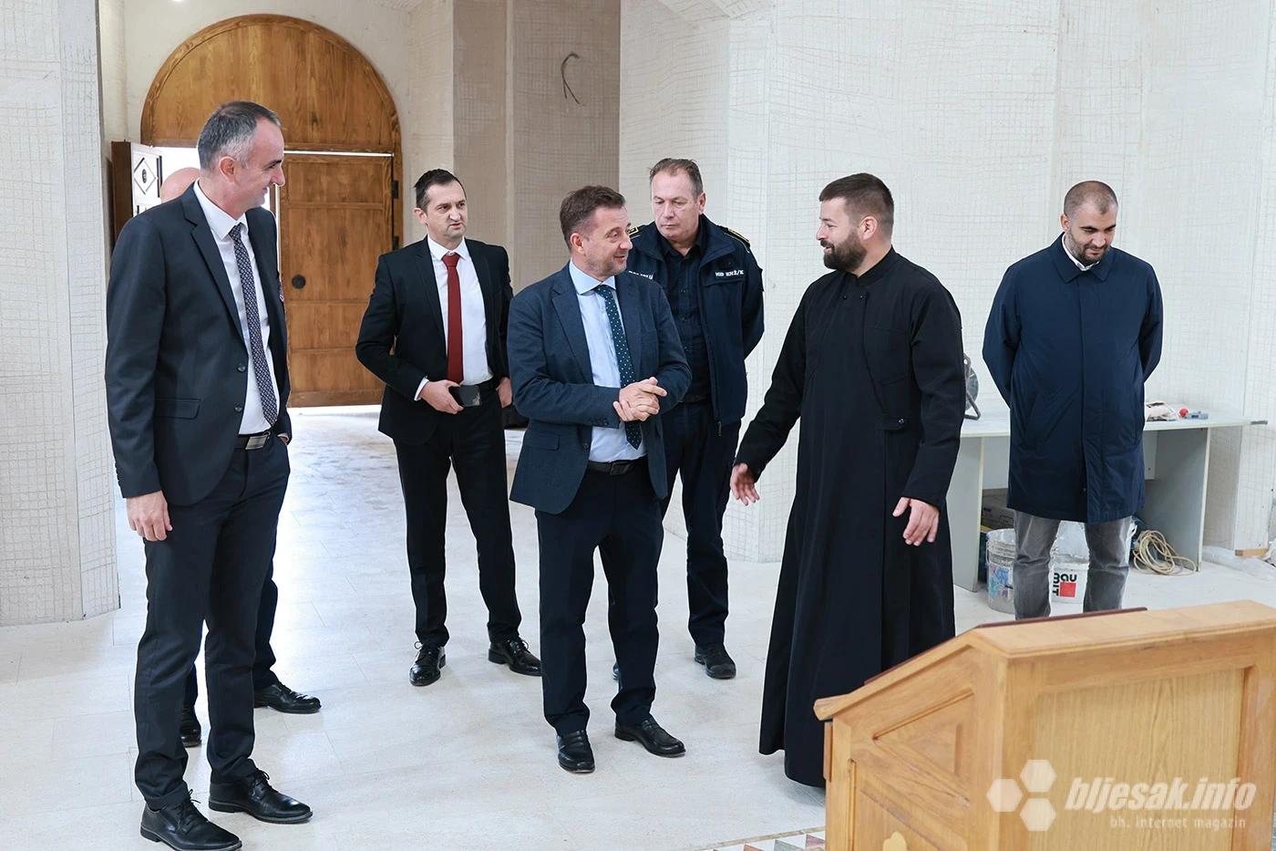 Izaslanstvo Grada Mostara posjetilo je Saborni hram Svete Trojice u Mostaru