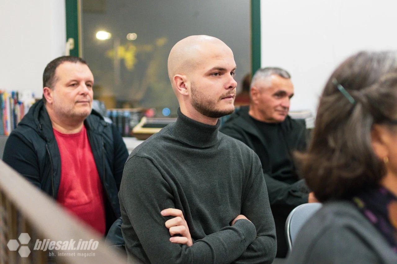 Okupljeni ljubitelji književnosti