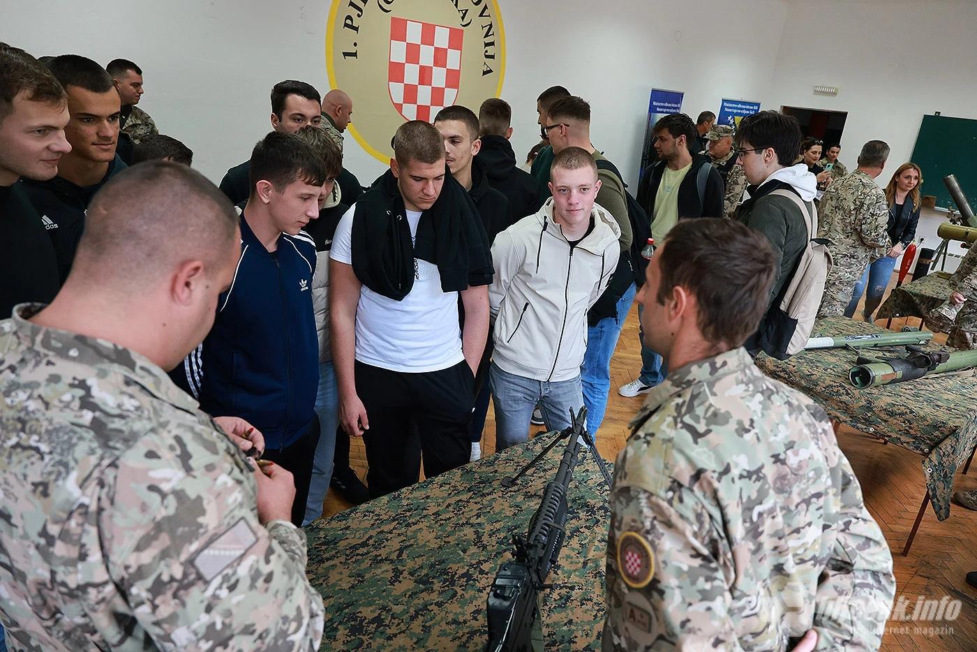 Mladi otkrivaju vojne tajne