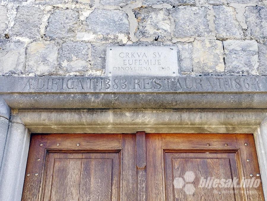 Natpis iznad ulaza u crkvu svete Eufemije