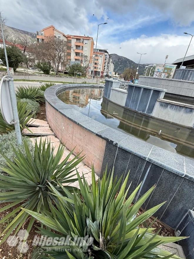 Fontana u kružnom toku ispred autobusne i željezničke stanice u Mostaru