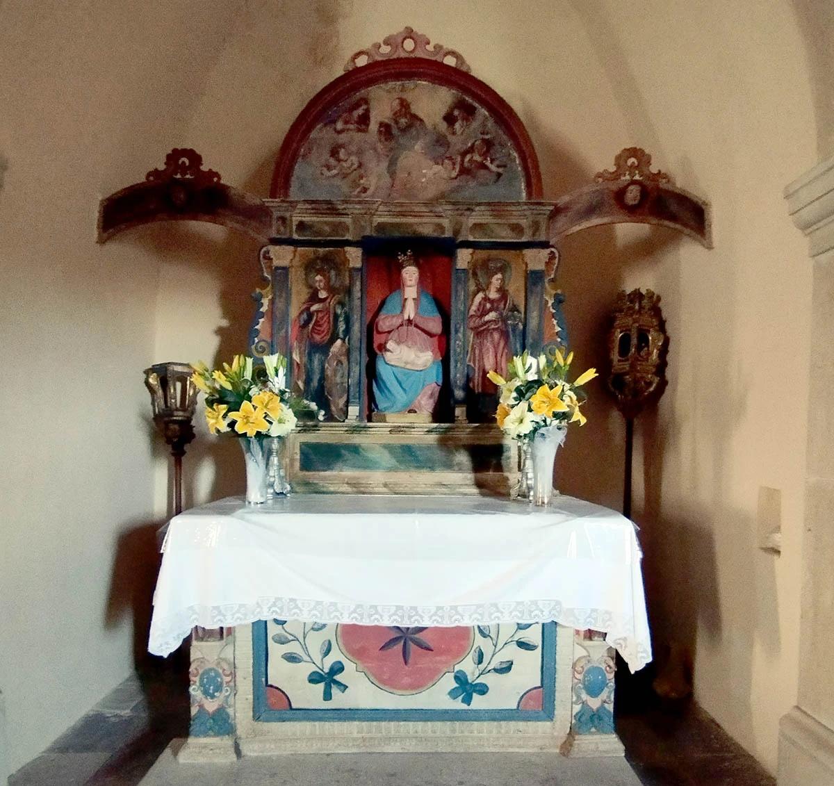 Jedan od oltara u crkvi Gospe od Ružara