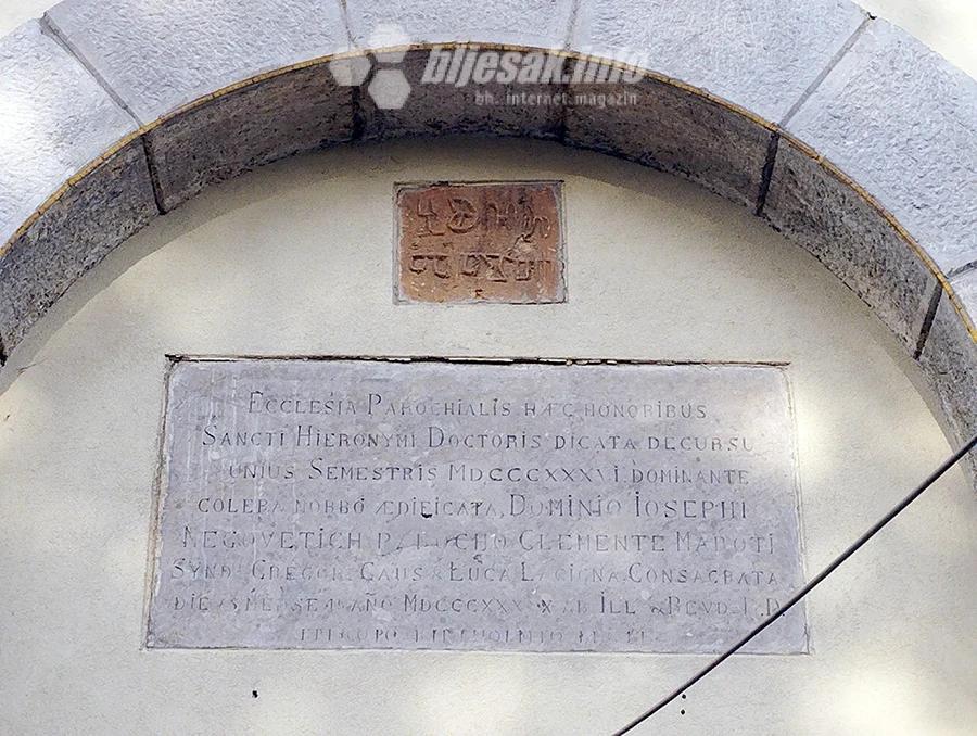Ploča i glagoljski natpis iznad ulaza u župnu crkvu
