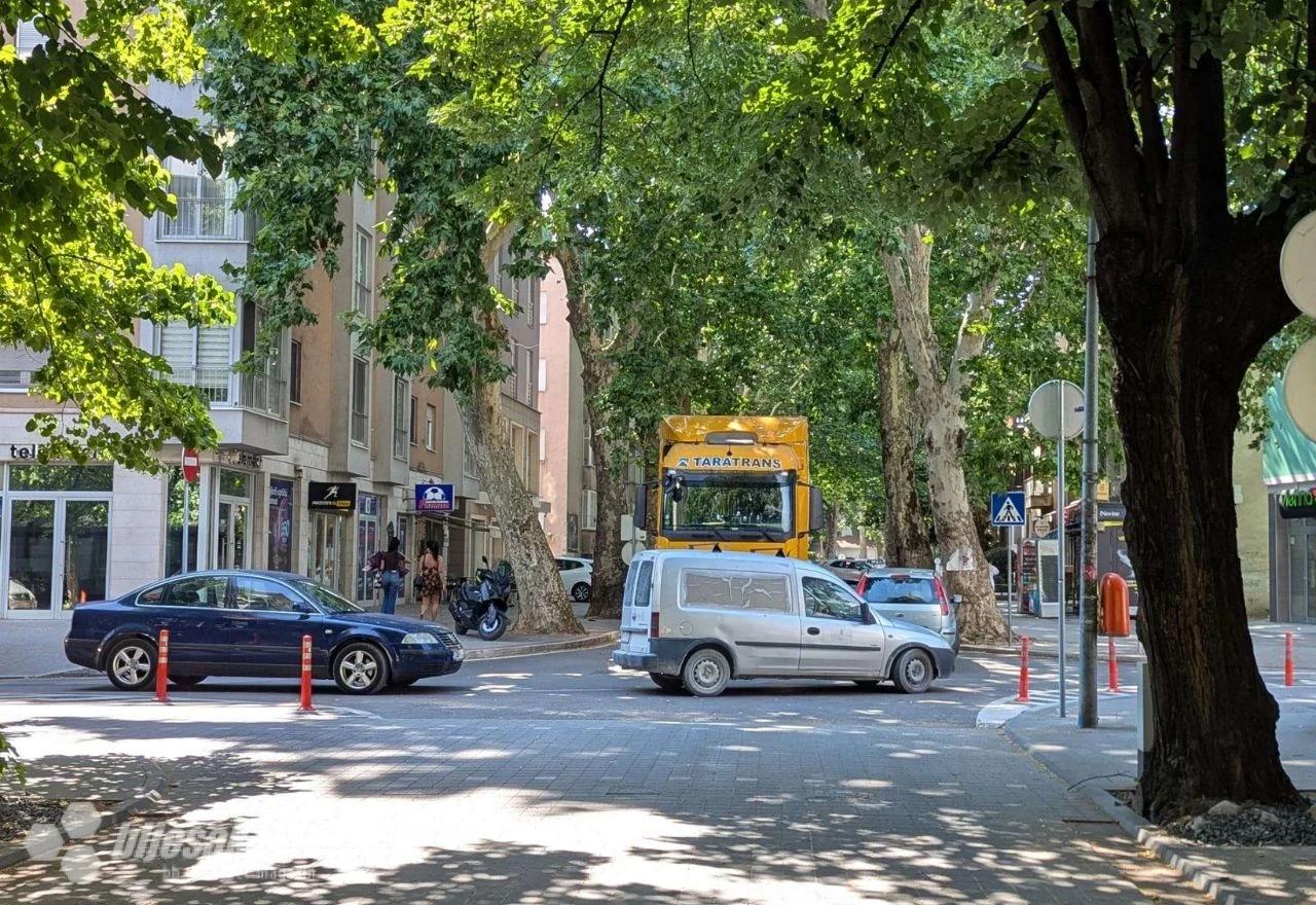 Teretnjak završio na mostarskoj šetnici